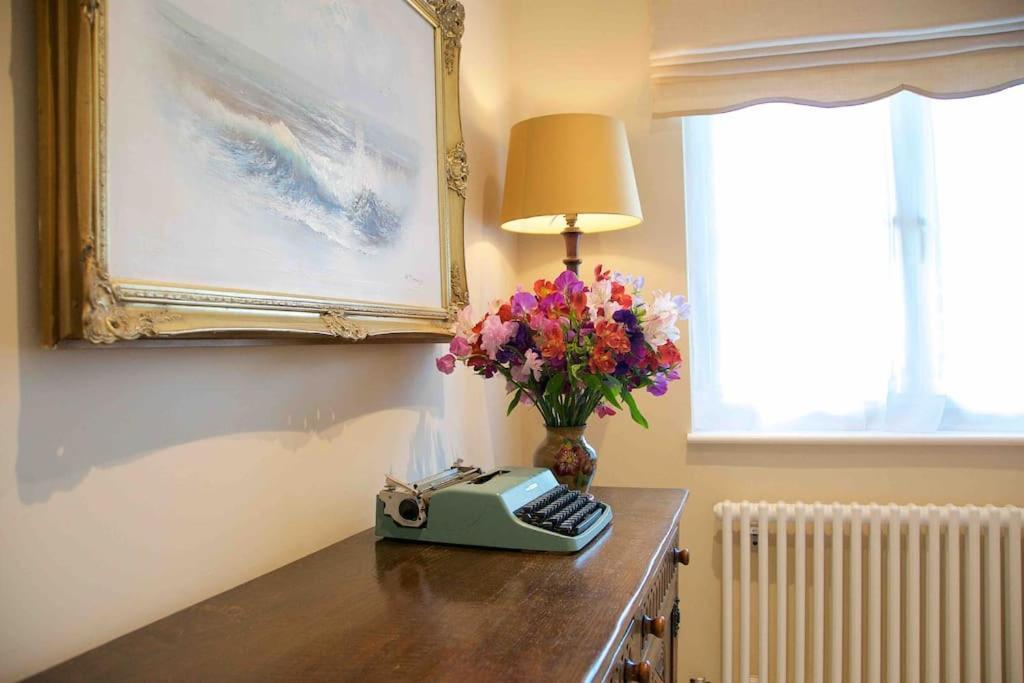 Canal View 2 Bedrooms End Of Terrace ชิชิสเตอร์ ภายนอก รูปภาพ