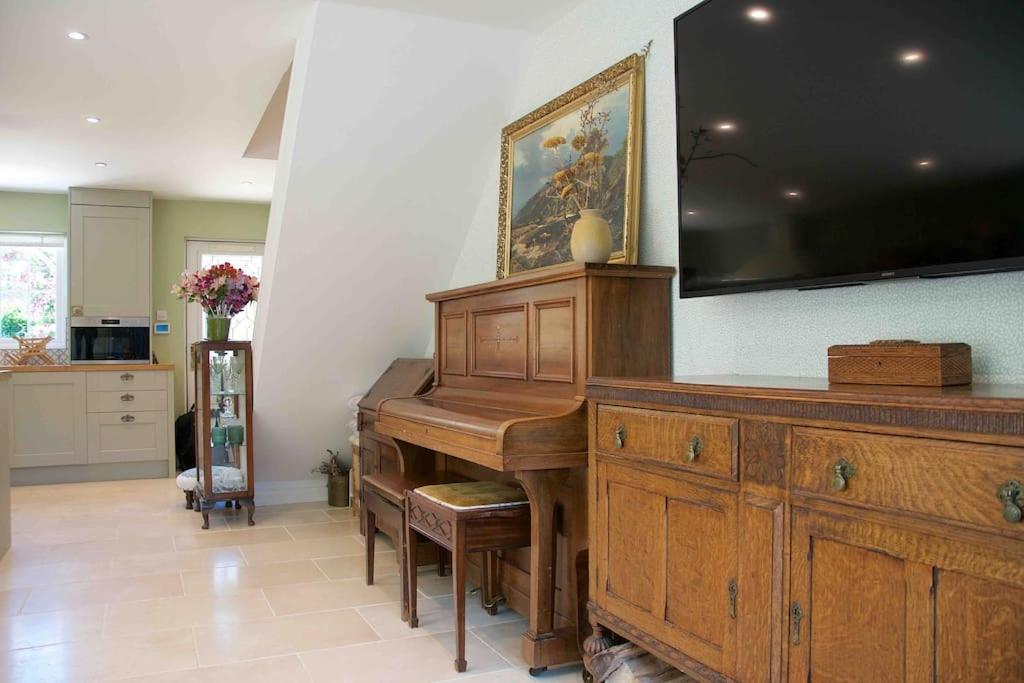 Canal View 2 Bedrooms End Of Terrace ชิชิสเตอร์ ภายนอก รูปภาพ