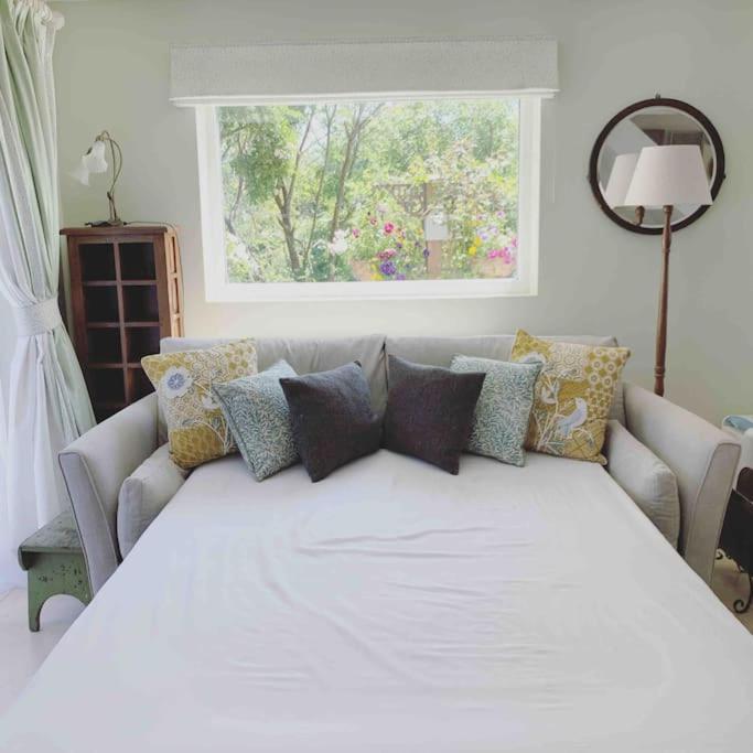 Canal View 2 Bedrooms End Of Terrace ชิชิสเตอร์ ภายนอก รูปภาพ